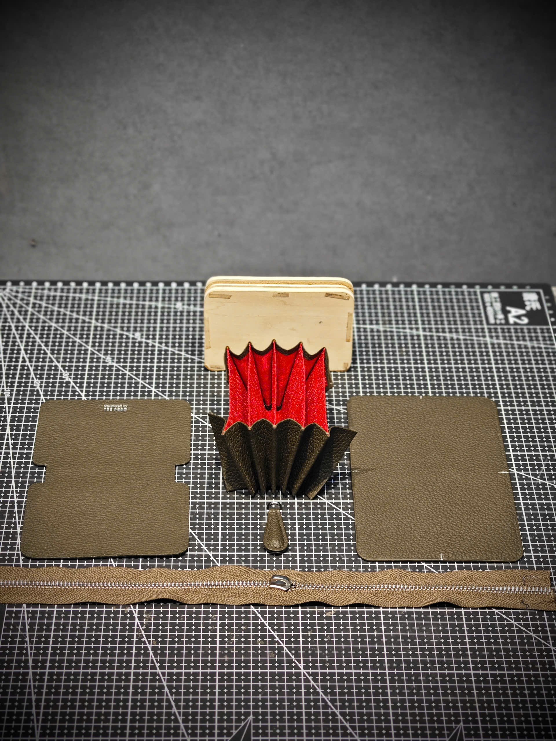 Silk Card Holder - Ví đựng thẻ da Togo xanh rêu - Hình ảnh 2