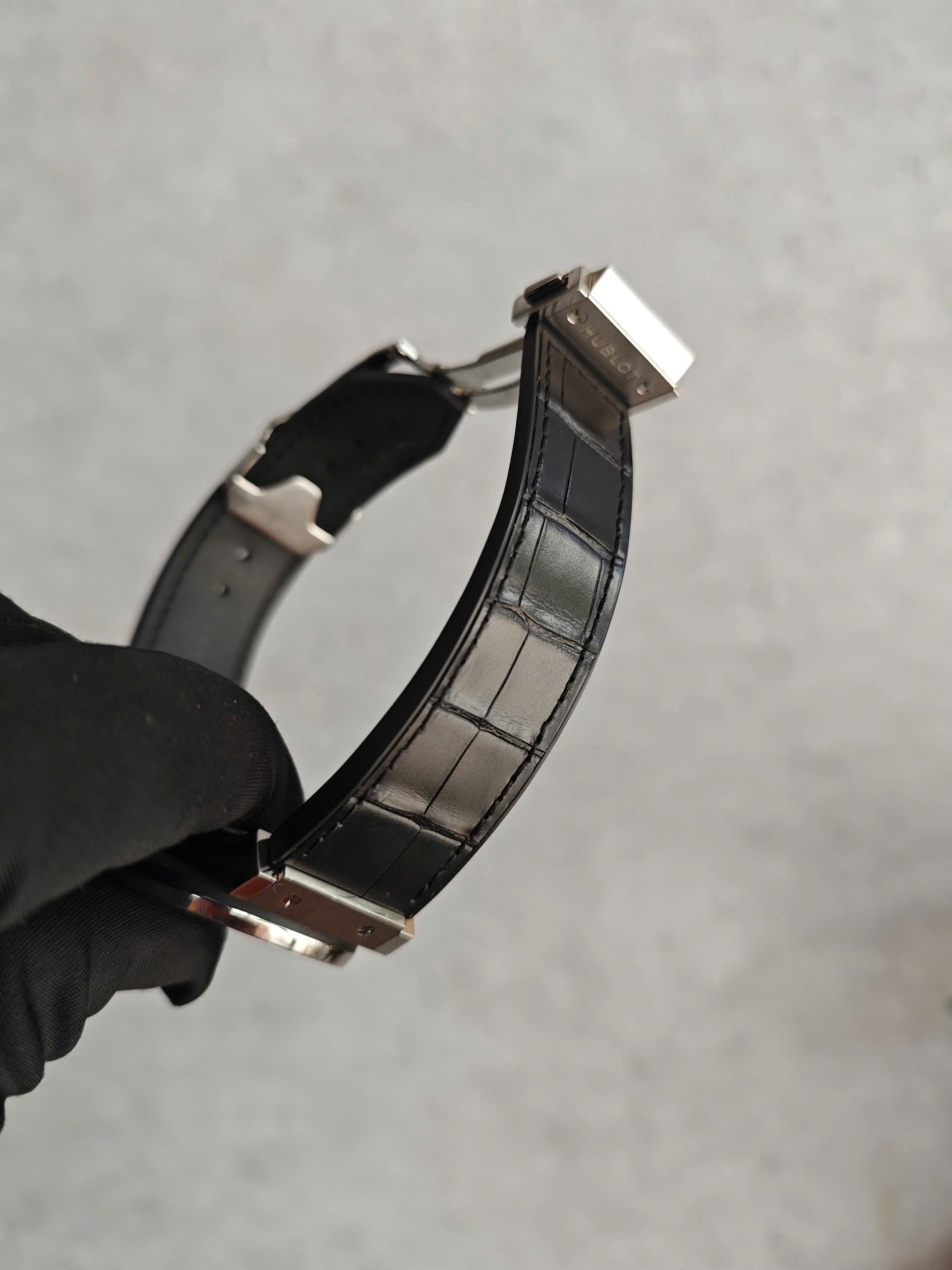Thay dây da Hublot giữ cốt zin – Chế tác thủ công da cá sấu Pháp | Thế Phạm