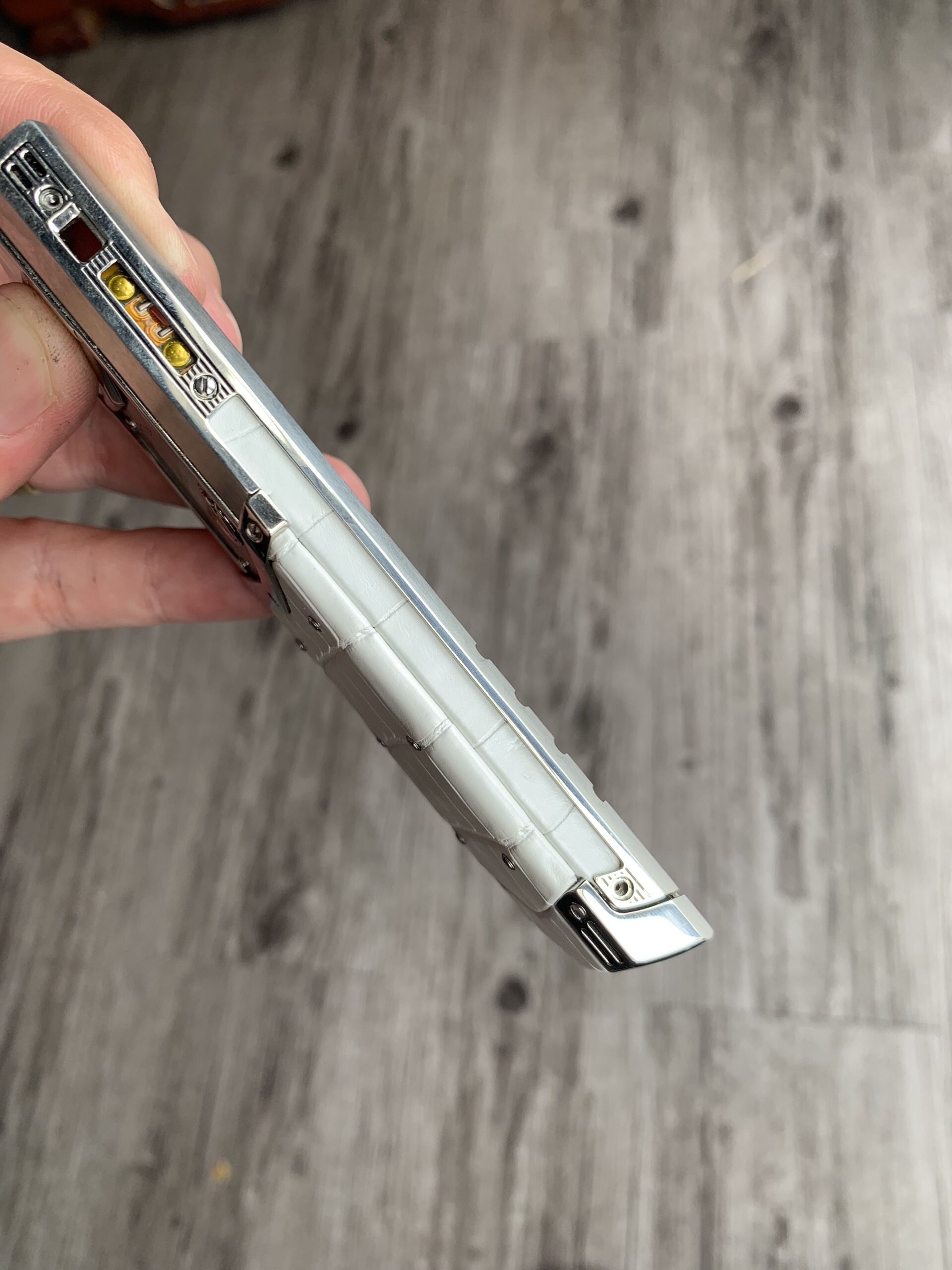 Bọc da điện thoại Vertu cá sấu Pháp màu trắng ngọc trai - Hình ảnh 2