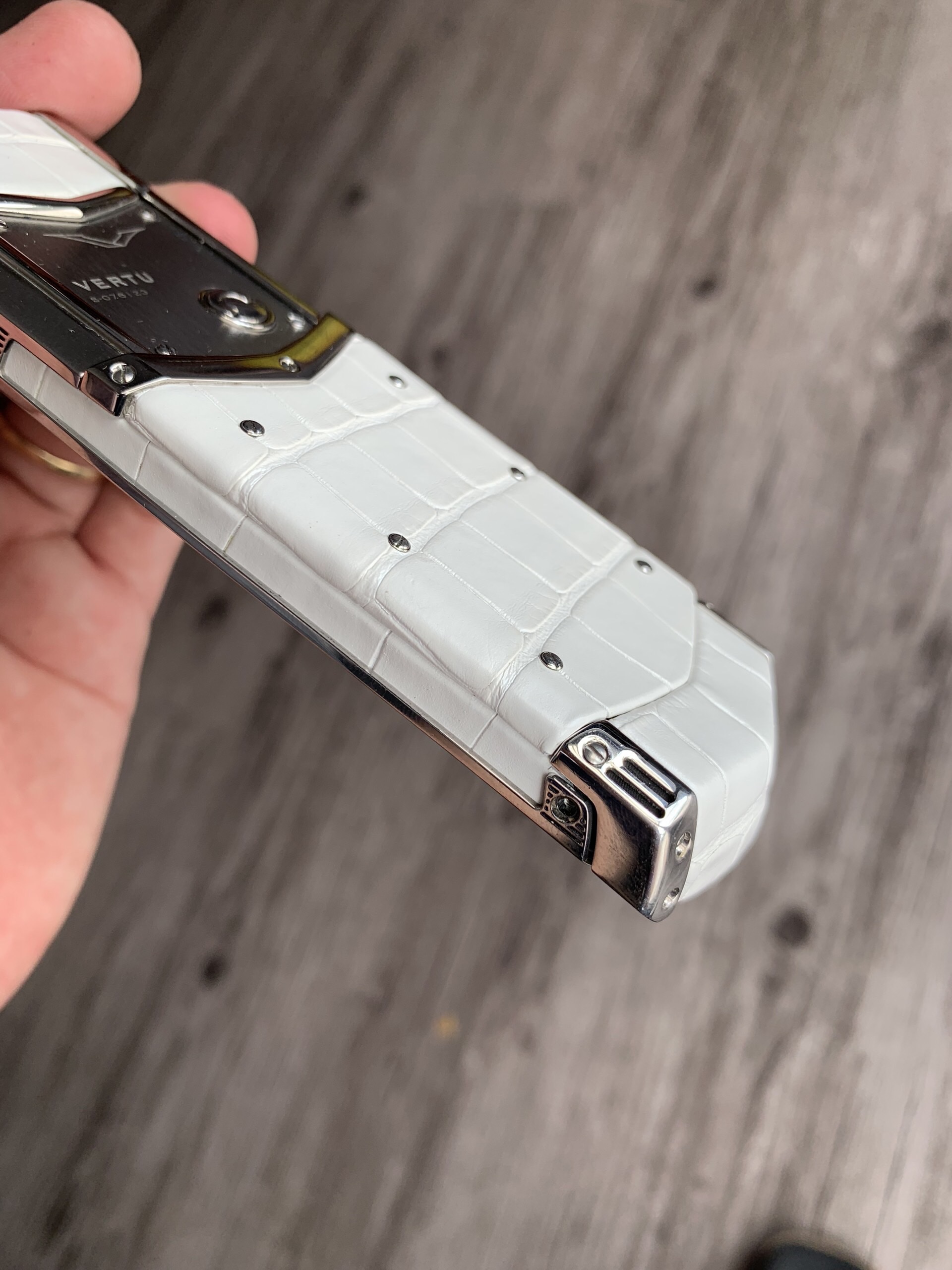 Bọc da điện thoại Vertu cá sấu Pháp màu trắng ngọc trai - Hình ảnh 4