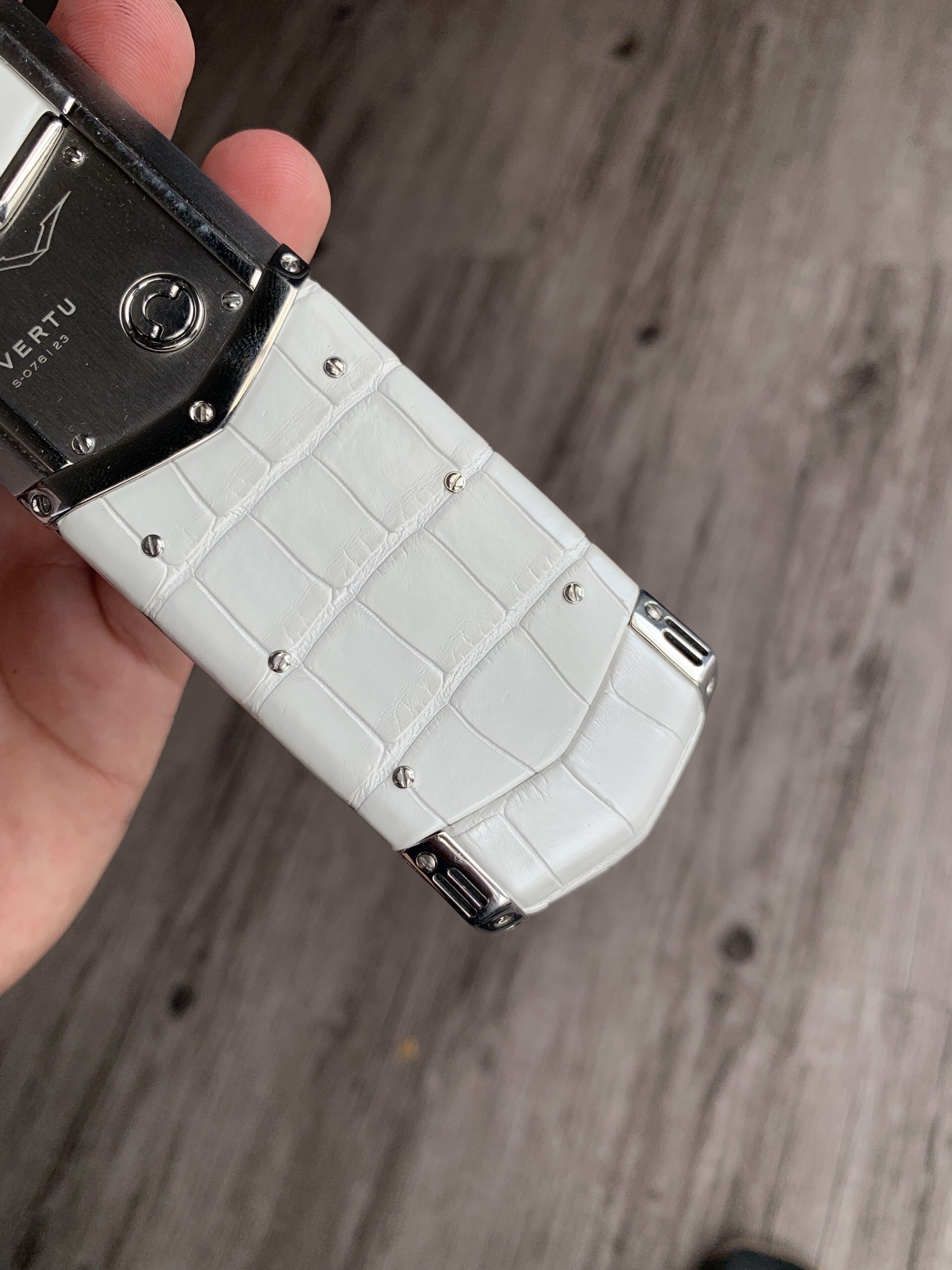 Bọc da điện thoại Vertu cá sấu Pháp màu trắng ngọc trai - Hình ảnh 5