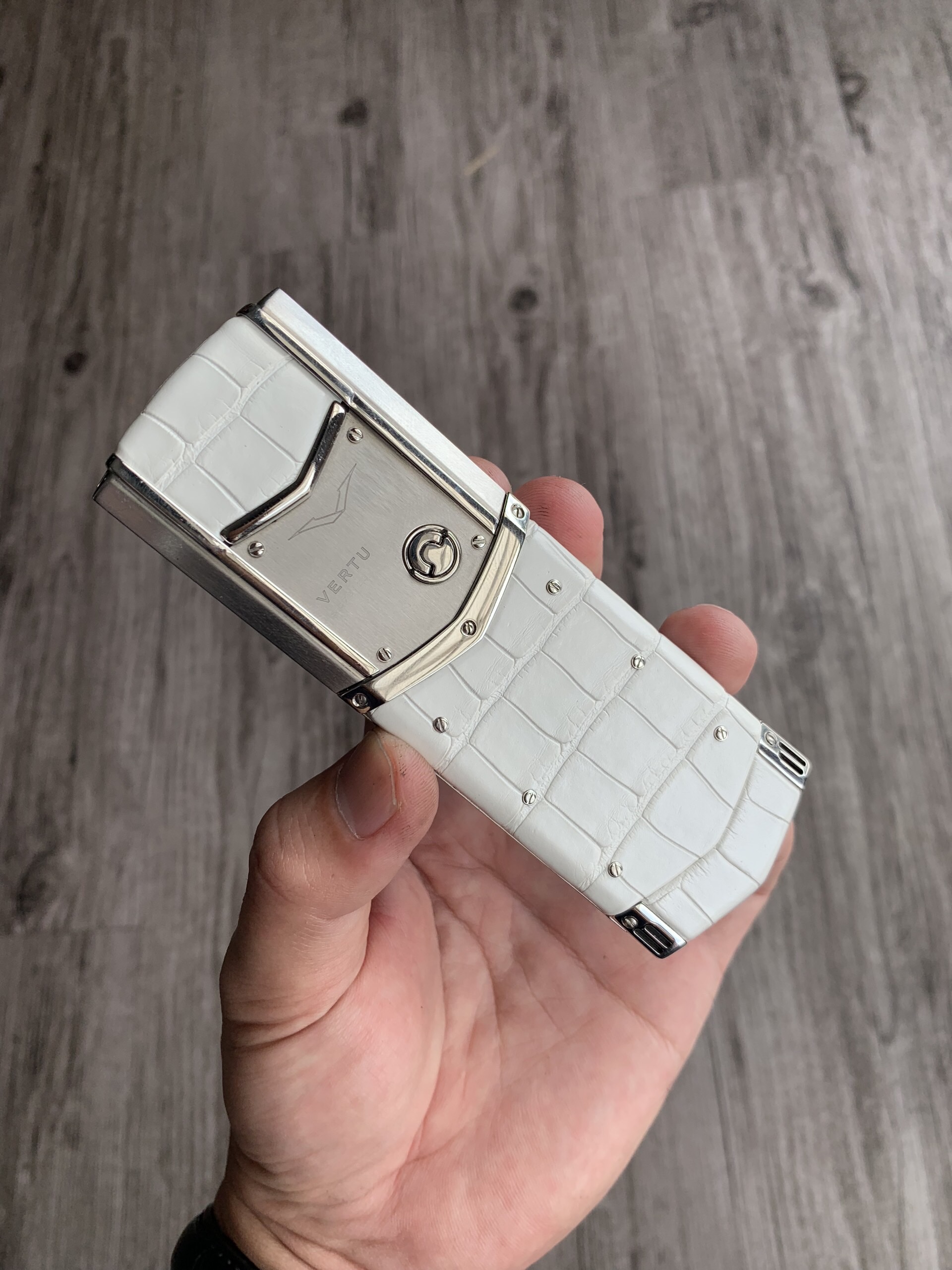 Bọc da điện thoại Vertu cá sấu Pháp màu trắng ngọc trai