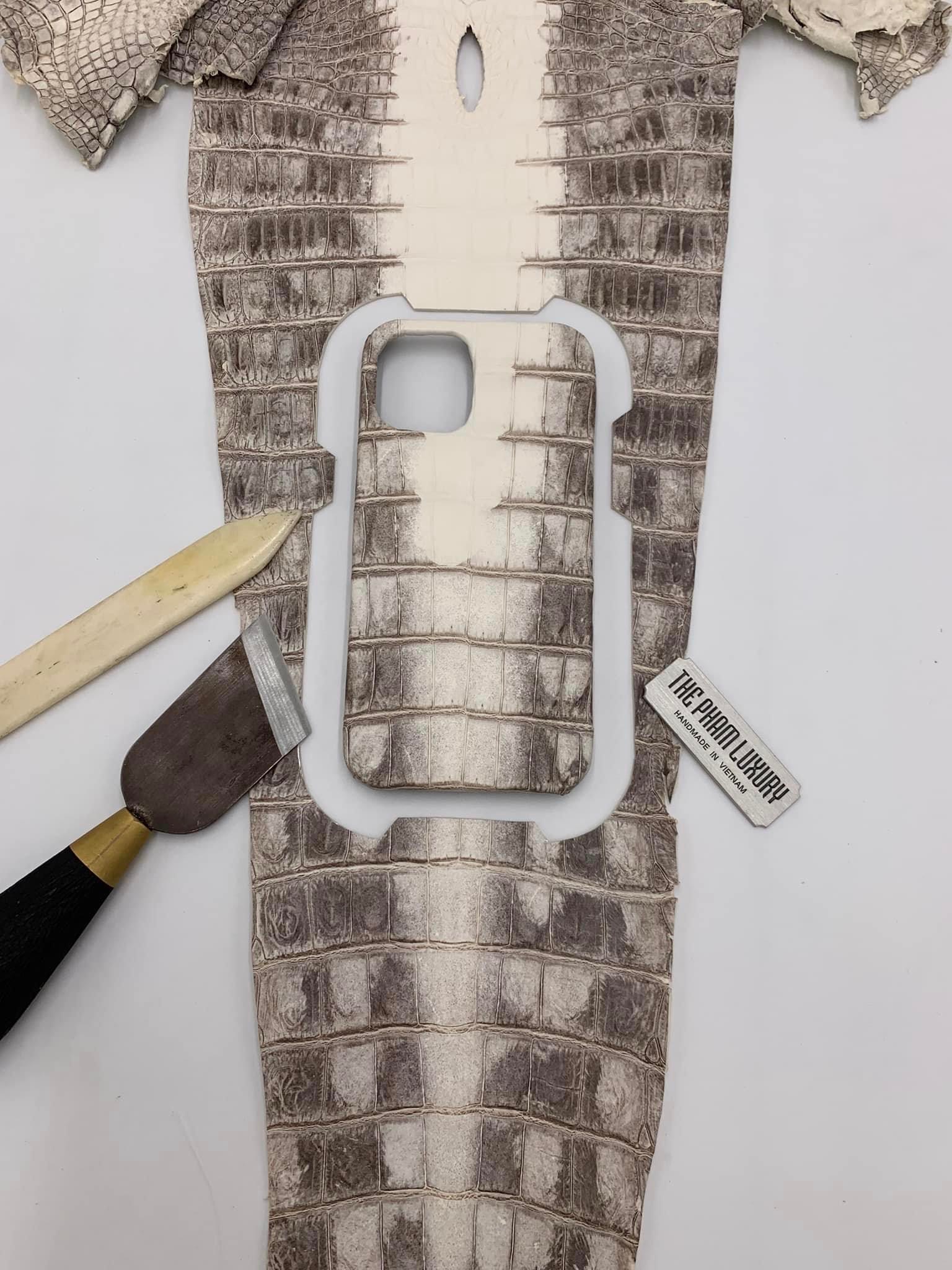 Ốp iPhone da cá sấu bạch tạng Himalayan - Hình ảnh 3